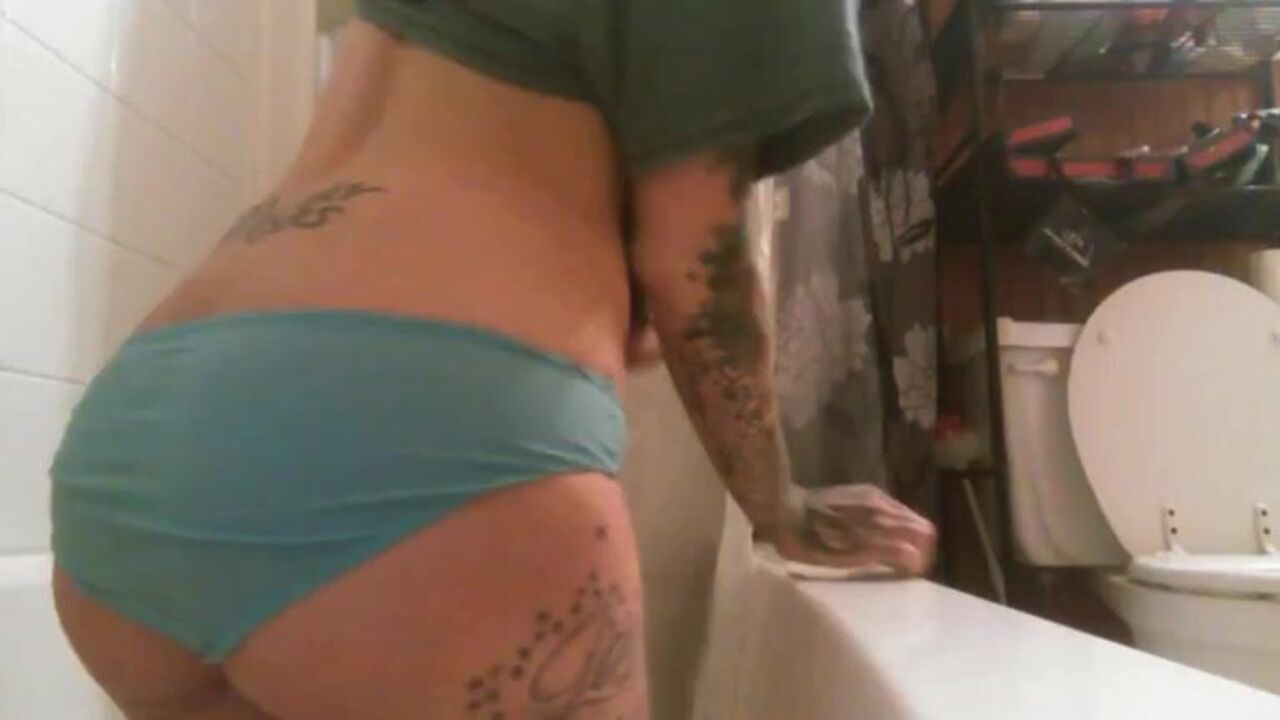 Watch tattooed American MILF scat and spit in the tub while getting pounded hard