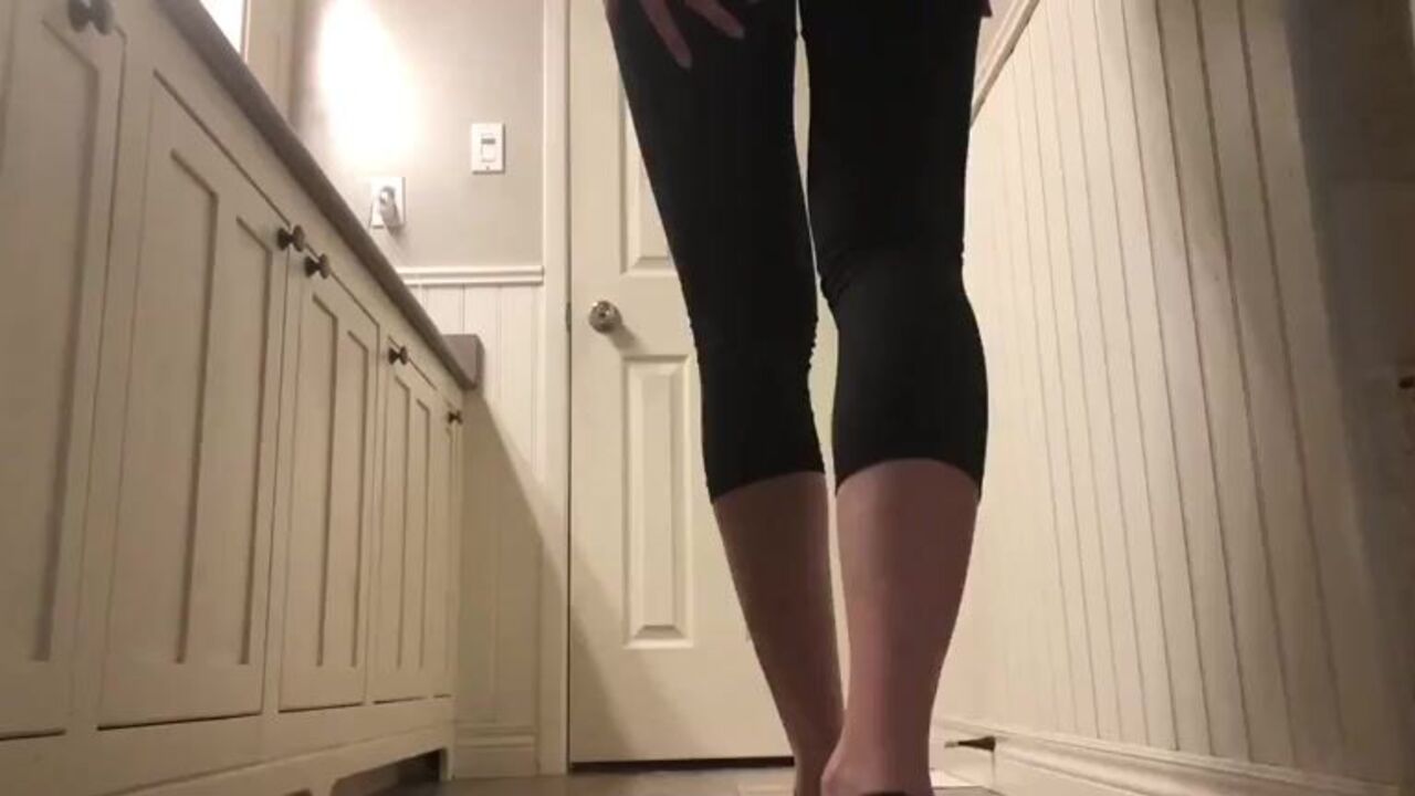Watch this black leggings-wearing slut tease and poop on the counter