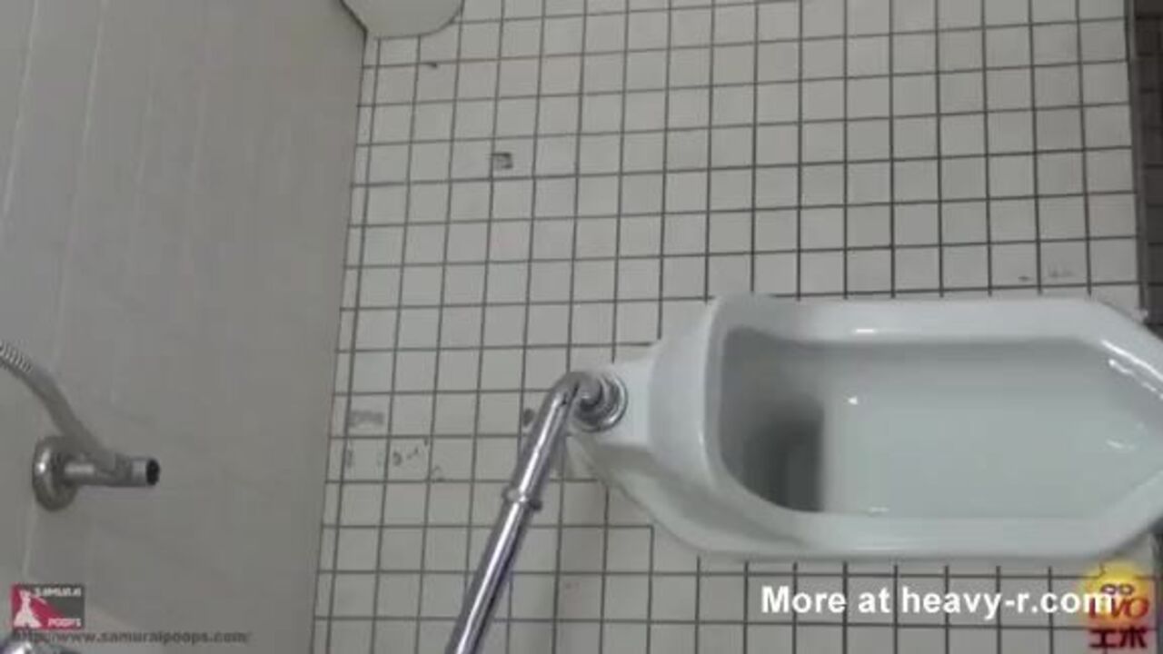 Watch this brown gal get her hair caught in a public scat fight!