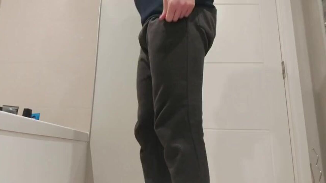 Watch this British dude get wild with his scat and pee in solo video