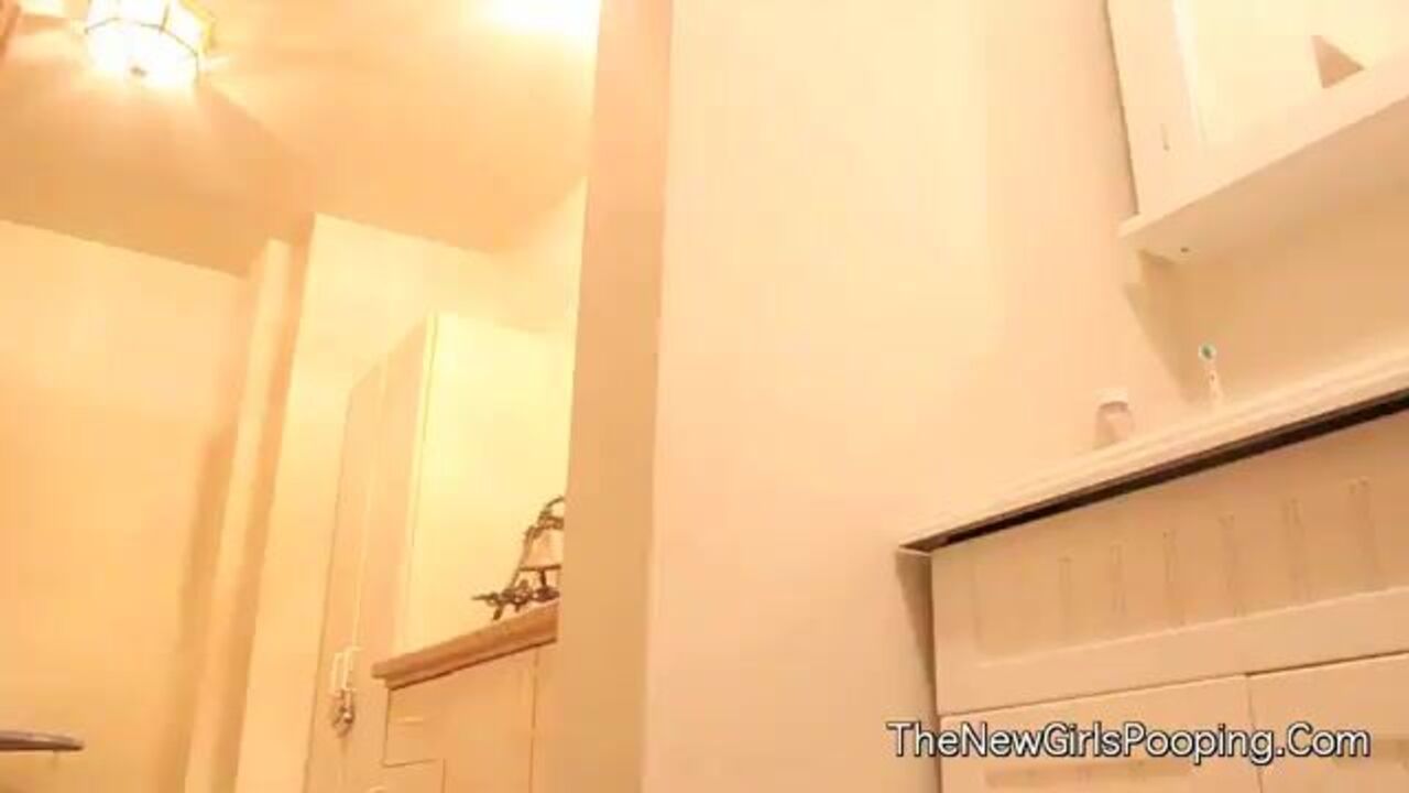 Watch this hot chick get her scat wet and dirty in the bathroom