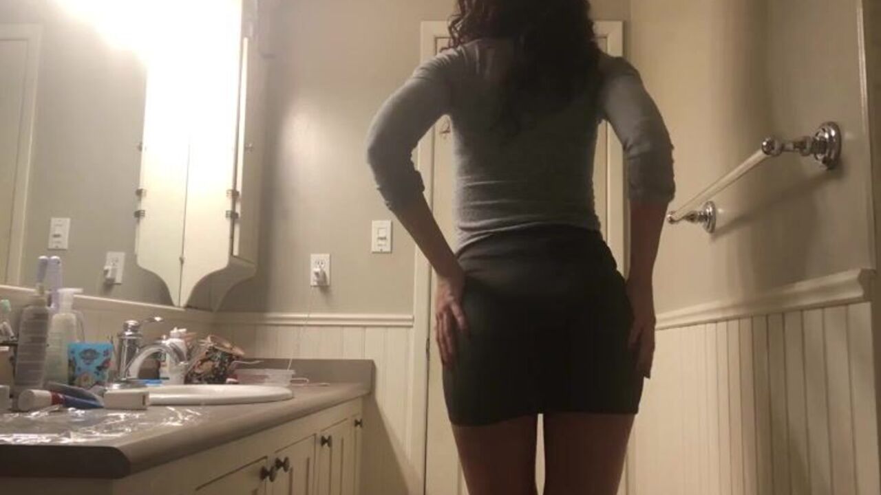 Watch this perfect Green skirt scat slave get off with her perfect feet