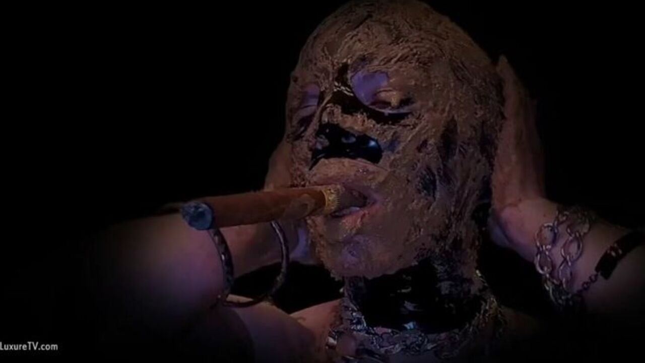 This kinky bitch gets a real treat from her recycle ass