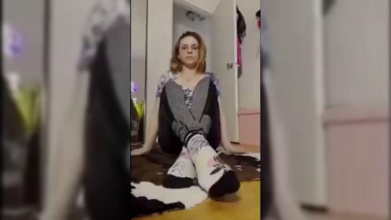 Watch this dirty amateur MILF get off on smearing her own jizz on her feet