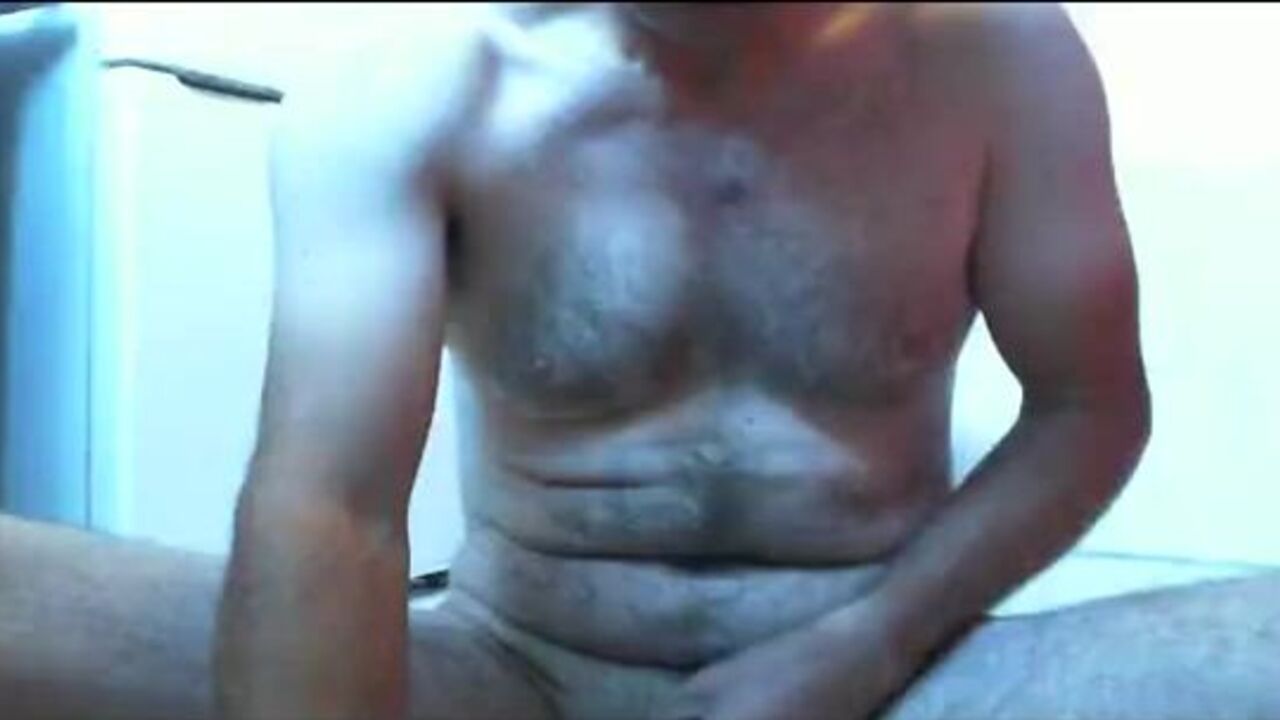 Watch this toilet guy get a mouthful of golden nectar while womanizing in public