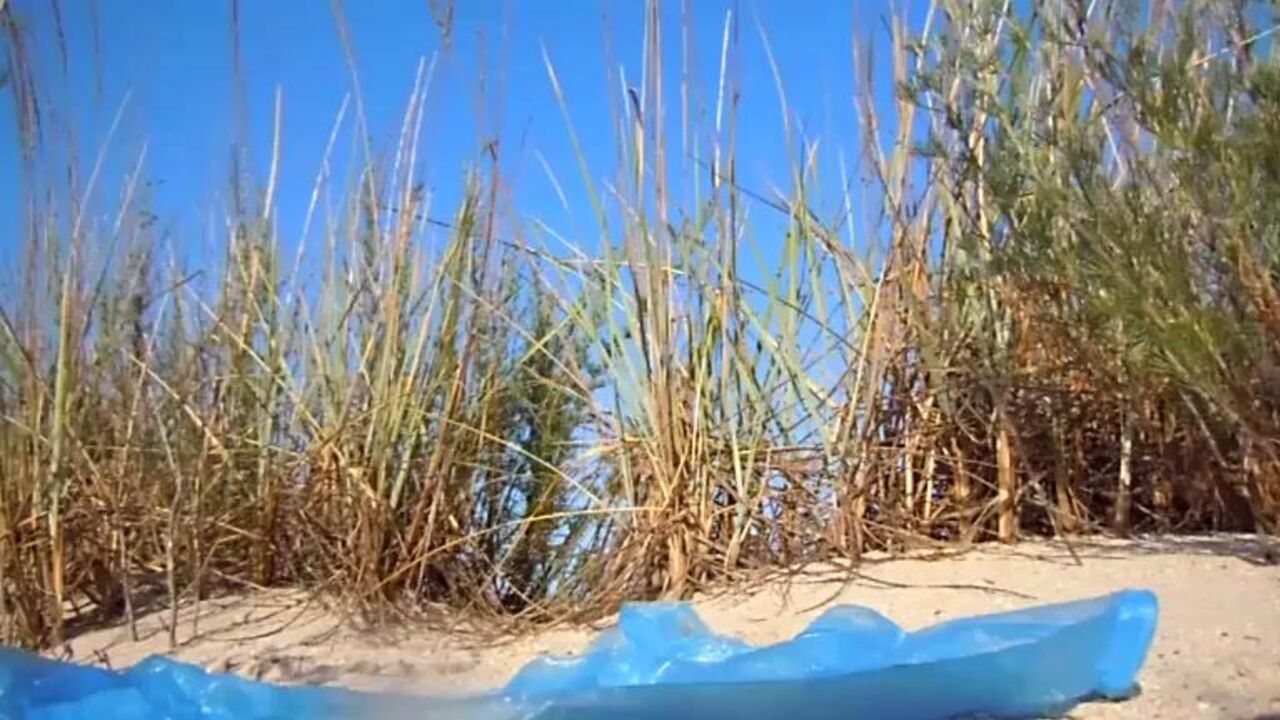 Watch this Russian slut pee in the sand dunes like a pro