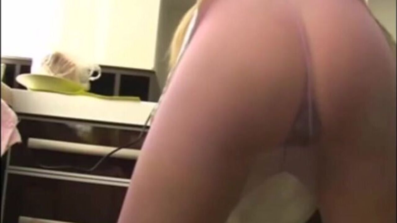 Watch this perfect pantyhose-clad ass babe scat like a filthy slut