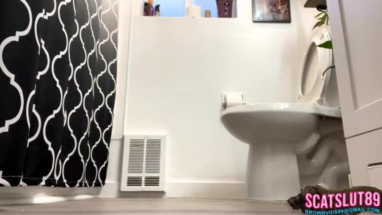 Beautiful fat ass gets messy with my own scat in Heart Poop: Even My Shitty Love Loves It!