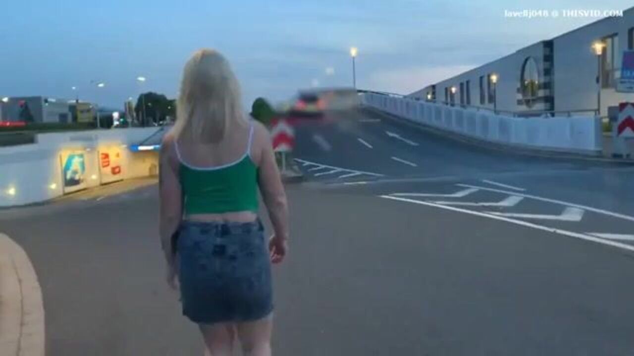 Watch this filthy park scat porn as she gets her scat puss fucked in the car