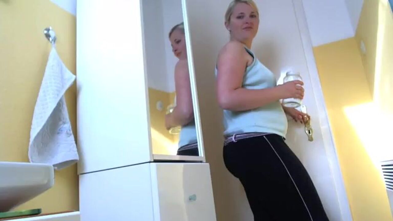 Lady Stella gets her scat puss filled with Nutellaavi