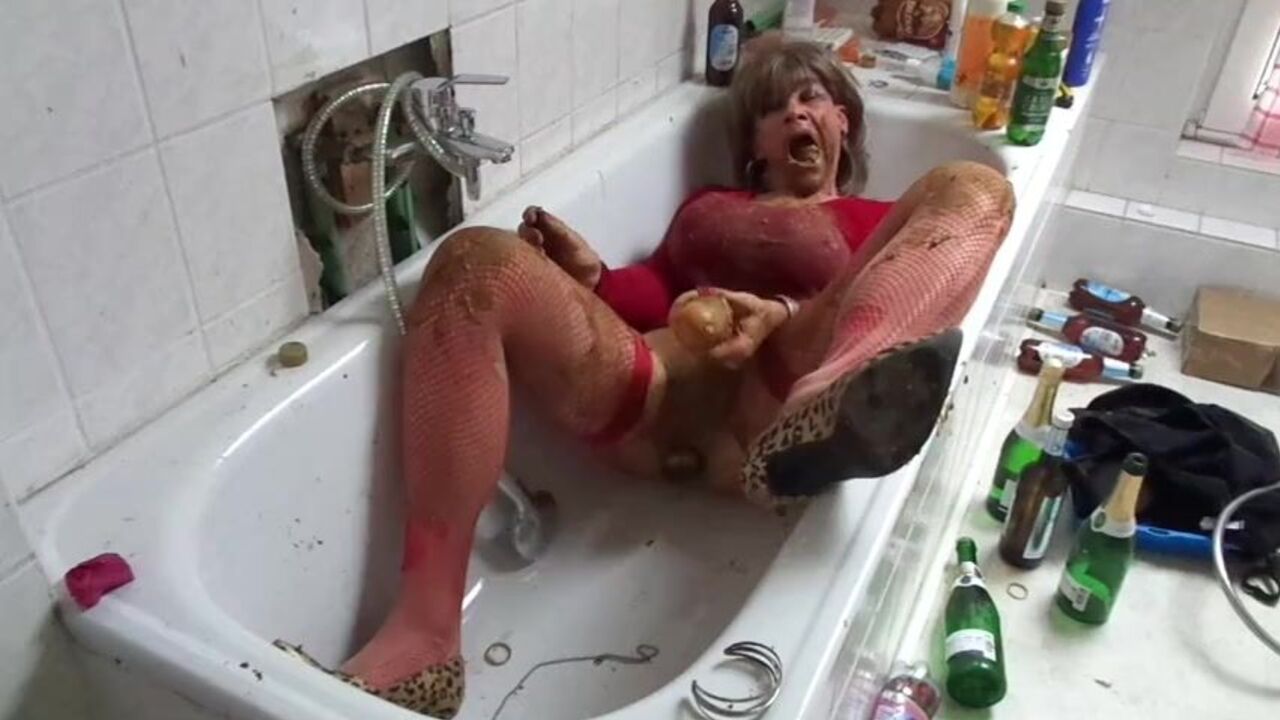 Elegant brown slut gets her ugly face drenched in hot cum