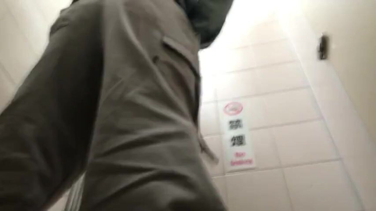 Watch this voyeuristic dude pee in a men's toilet and watch it all