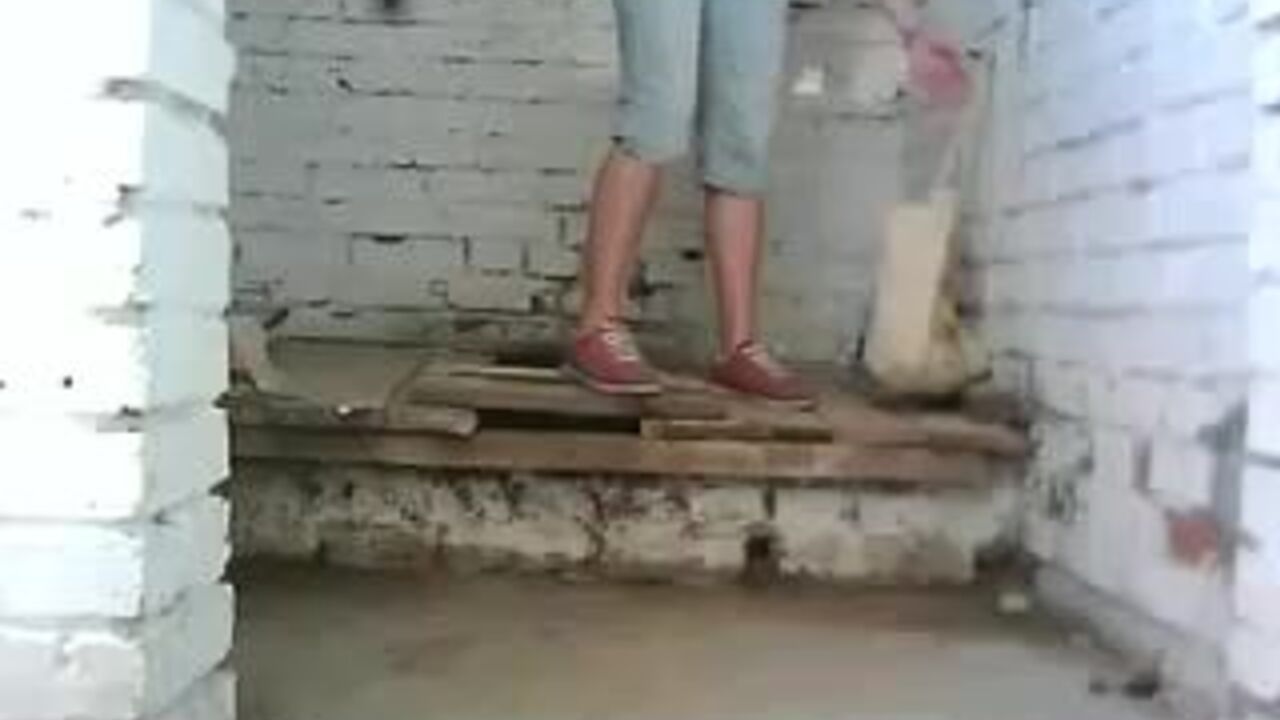 Watch this kinky girl piss & defecate in her toilet on webcam