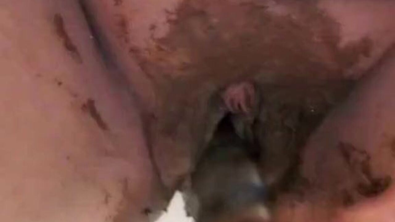 Watch this amateur slut scat and toy her scat like a pro