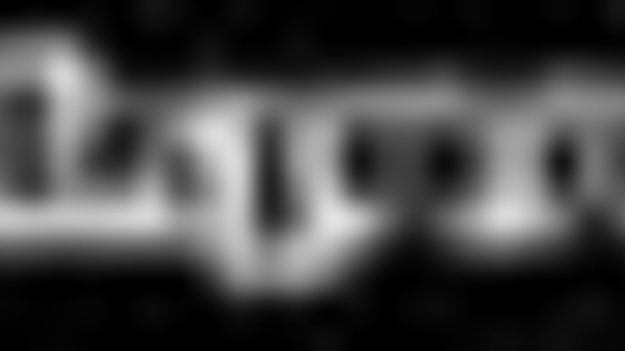 Watch Anya's body and pooped out pussy in this hot show