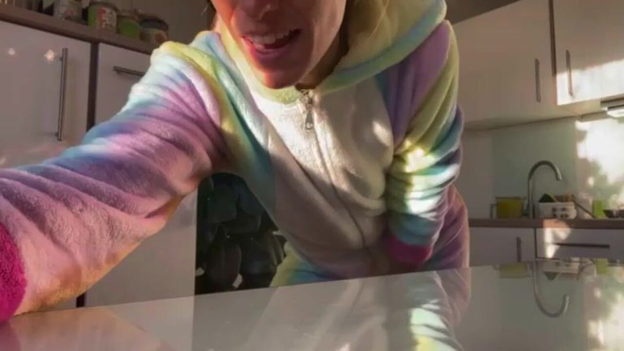 Kitchen Scatting: Linda and her veggie friends show off their pussies in a kinky show