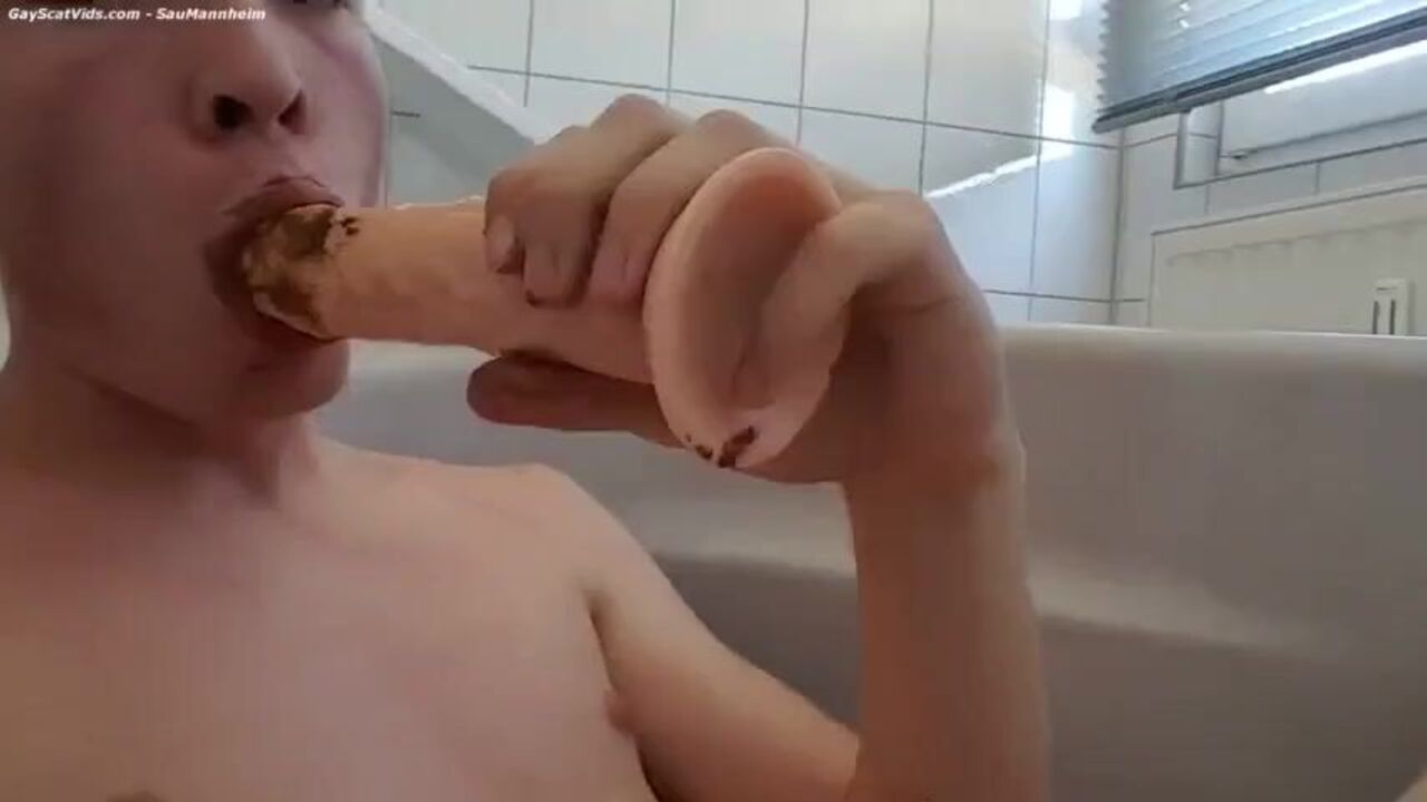 Watch this naughty twink devour his dirty dildo in his scat