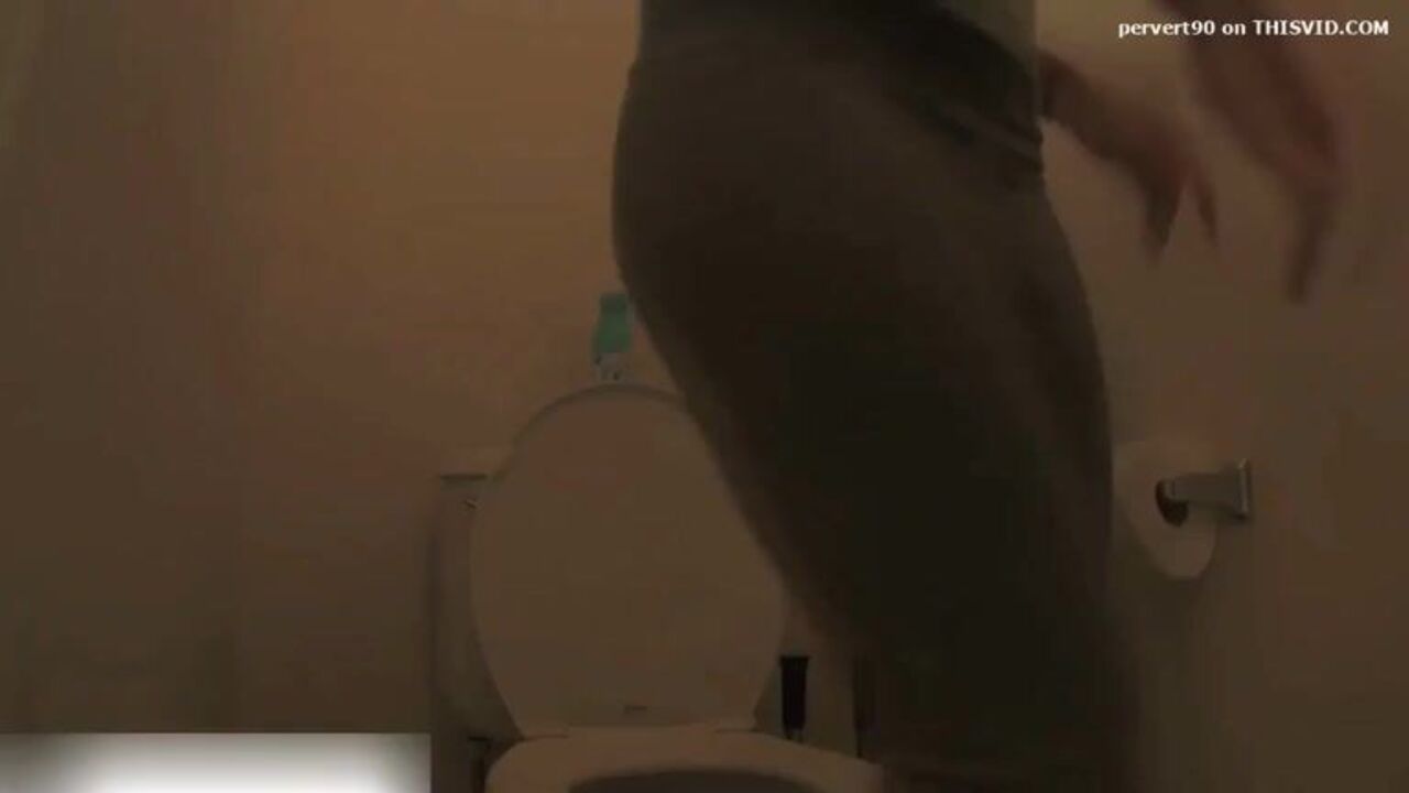 Watch this filthy slut scat on the toilet like a pro!