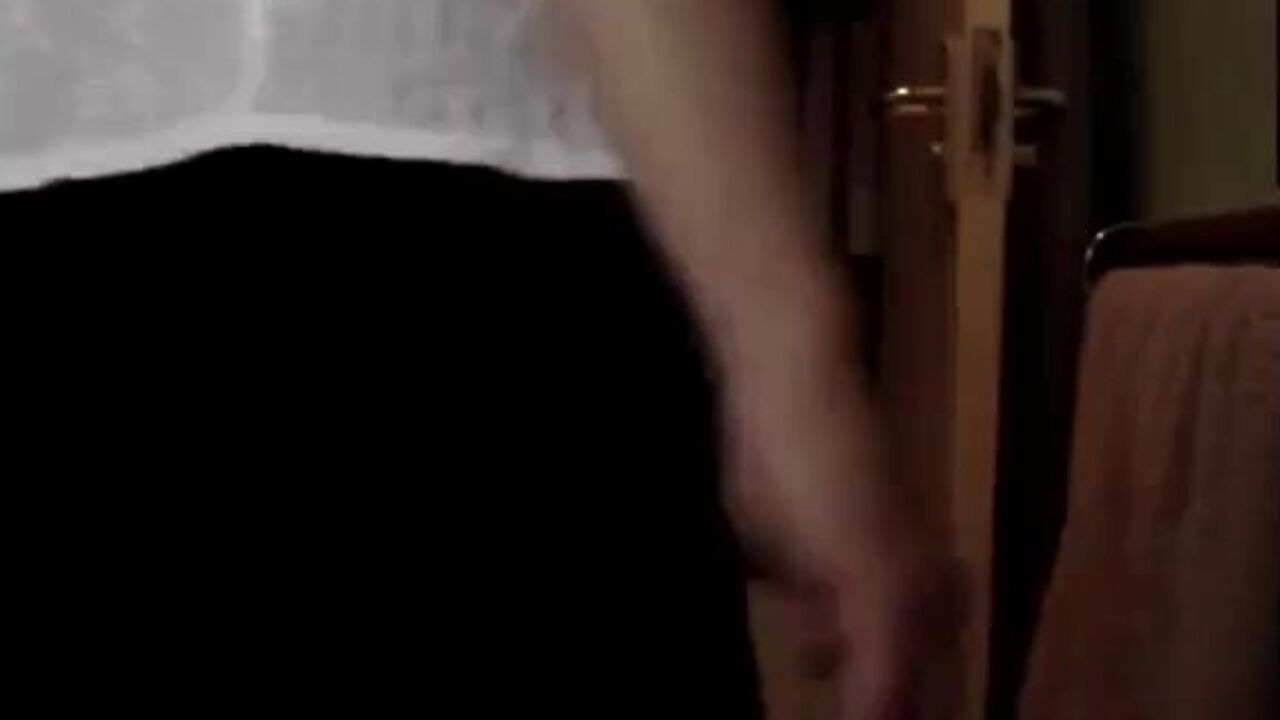 Watch this kinky slut scat and get off on the door