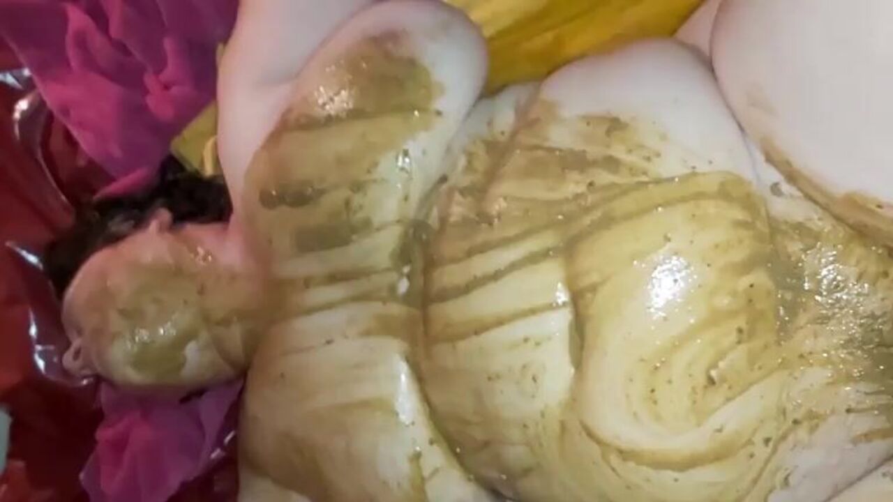 Kaviarsau eingeschissen scat slave in her drinking glass