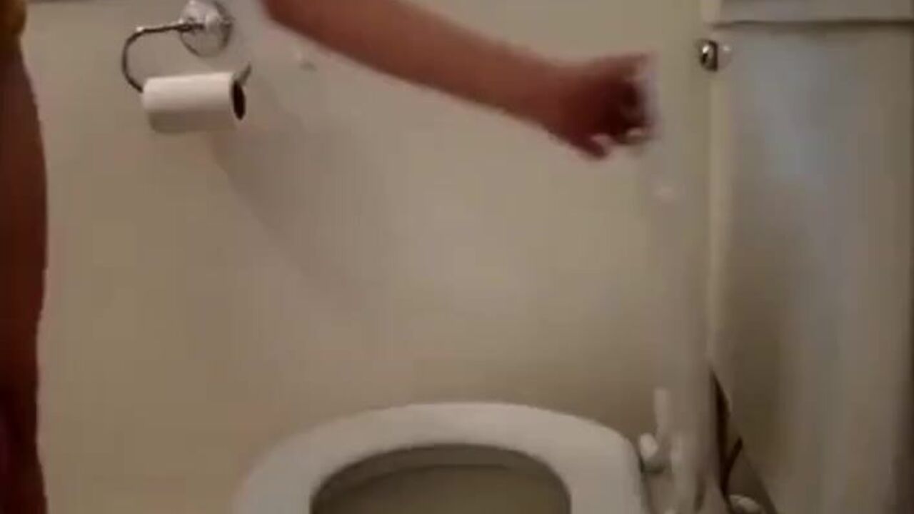 Goddess struggles to take a load in her scat puddle