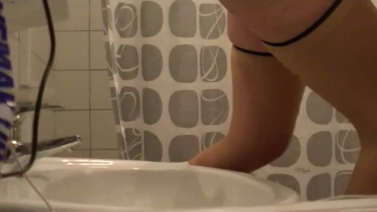 Watch this kinky pornstar get her scat wet and dirty