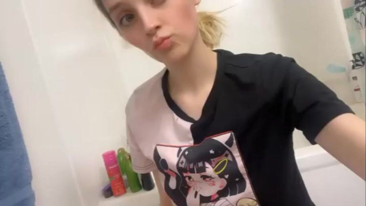 Watch this kinky scat porn video of a hot babe getting off with her own warm pee