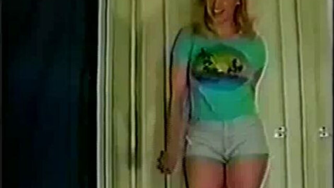 Alice04 gets kinky with her scat fetish and dirty pee play