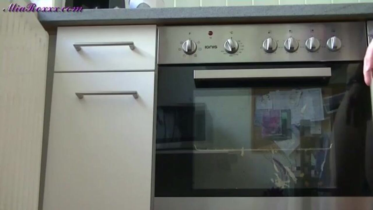 Kitchen maid gets a golden shower while cleaning the oven