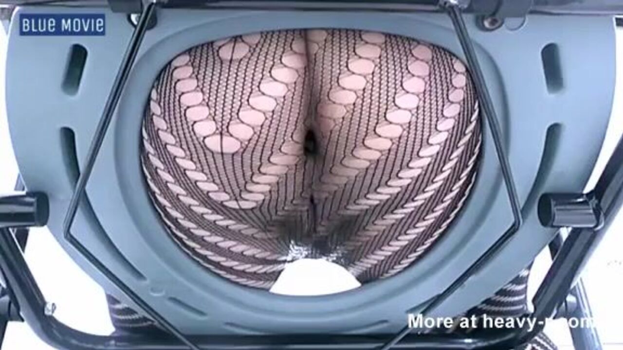 Plein Le collant gets her scat wet and dirty in this pooped up video