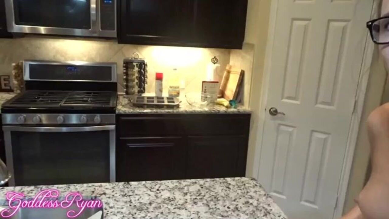 Banana Butt Loafs gets her scat wet and cooks it up with some scat porn