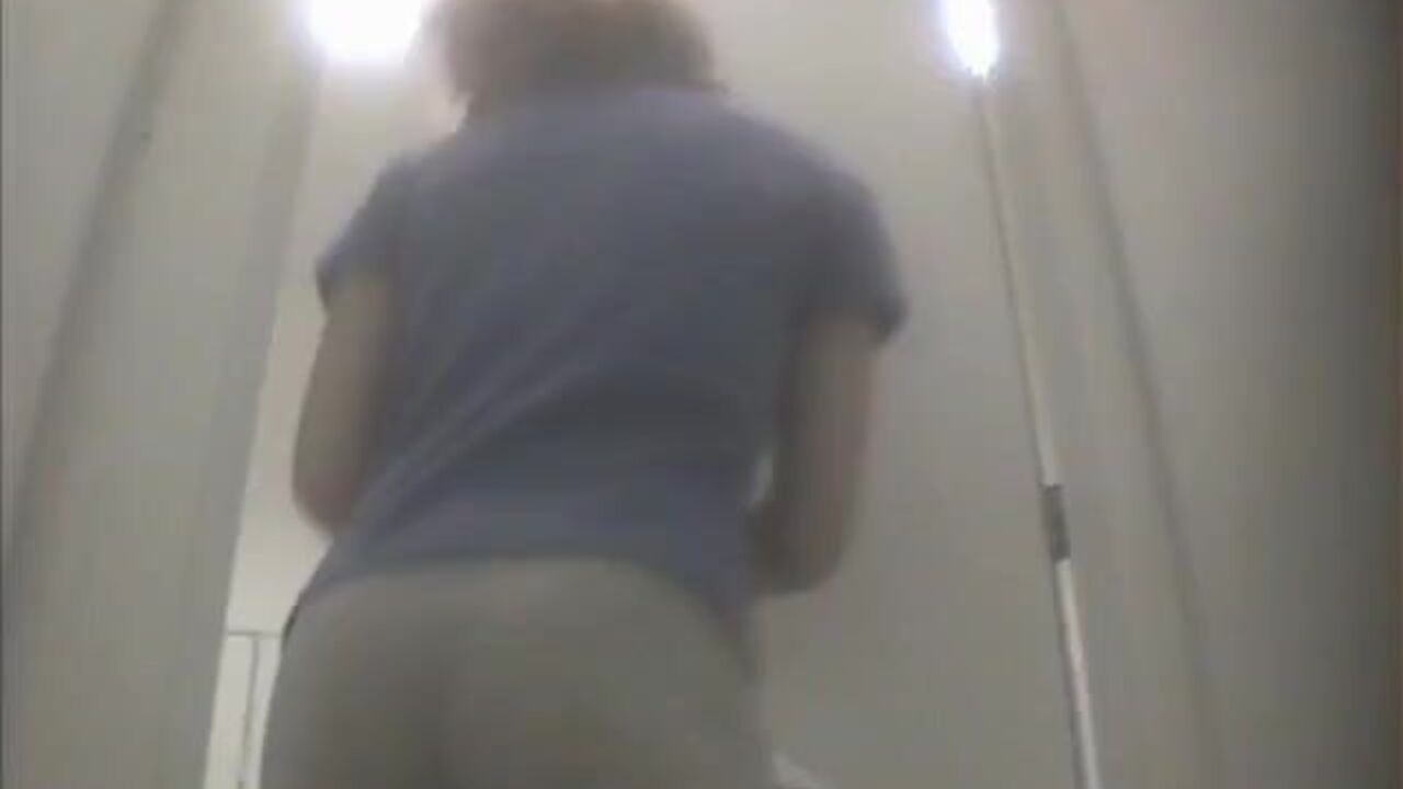 Watch this cute girl get off with her scat and pee all over herself