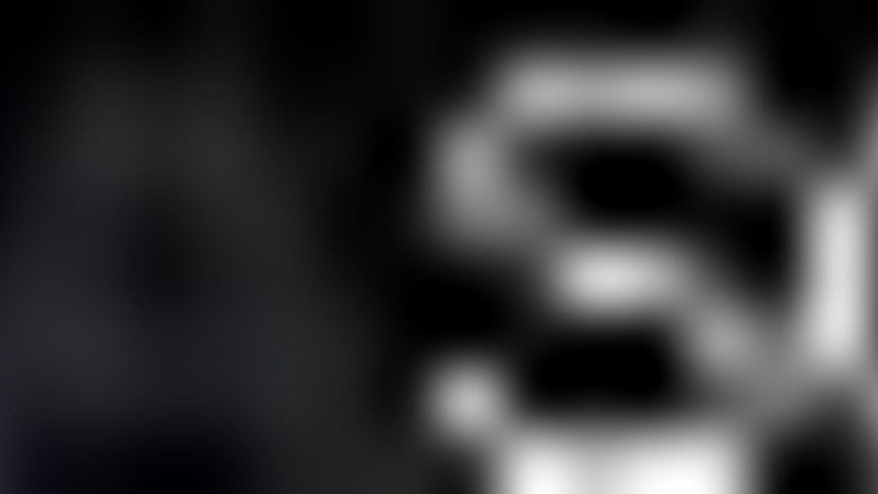 Watch a filthy chick get scat in the BATHTUBE with her hairy pussy!