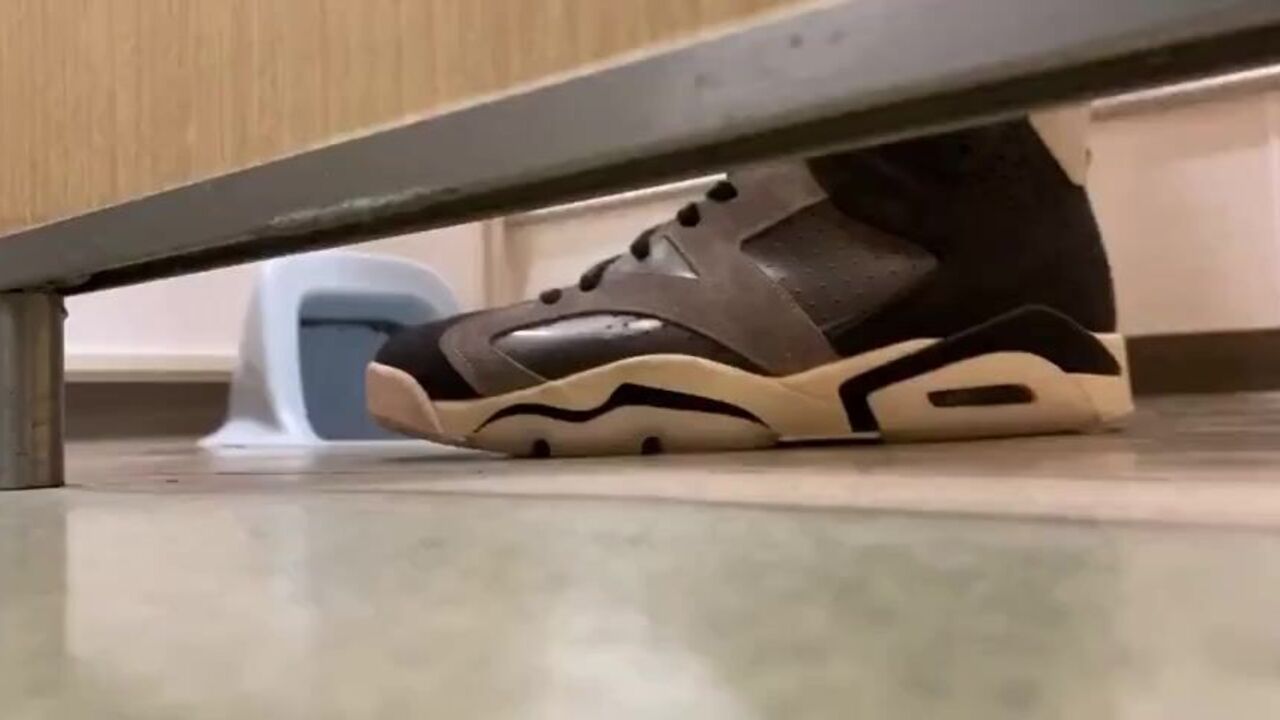 Watch this voyeuristic dude get down & dirty with his scat-covered pooping hole