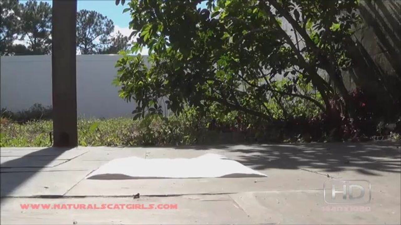 Amateur girl gets kacken from peeing, scatting and puking