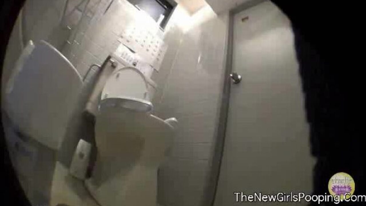 This scat porn slut is still getting off on it - watch now!