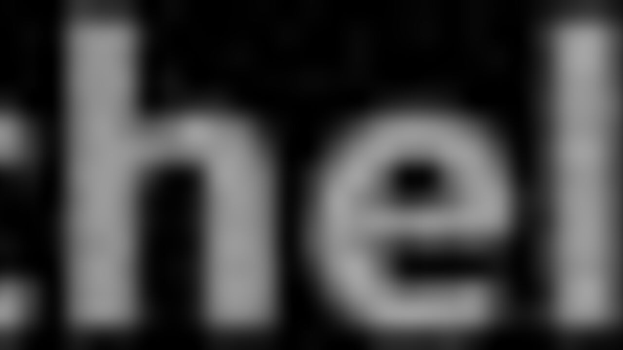 Watch this white sofa slut scat & play with her scat in this pooped up video