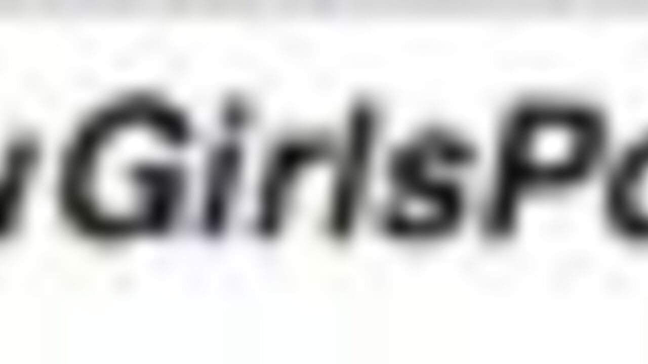 Watch this exotic mixed-race lady get her scat wet and then pooped out