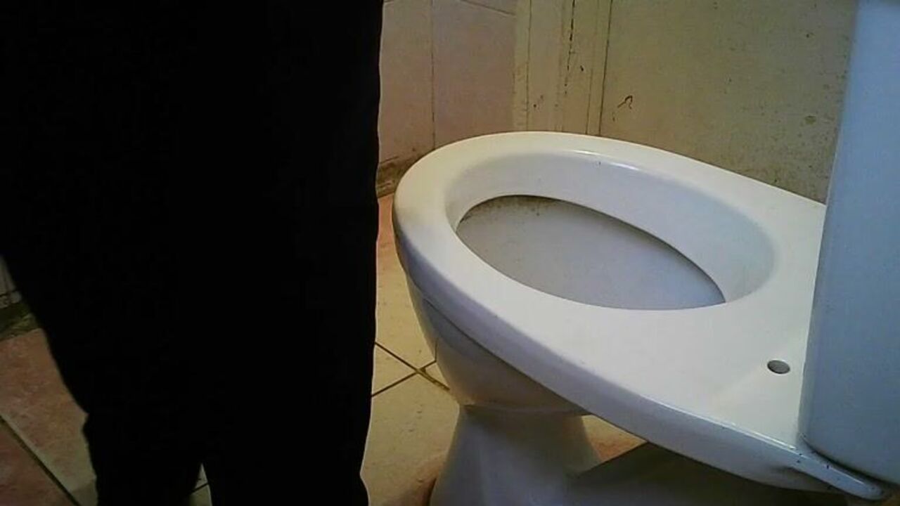 Nasty granny gets her scat wet and ready for a hospital pooper