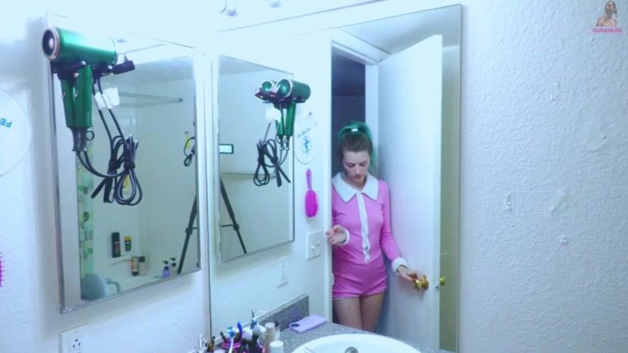 Watch this naughty teen scat her teeth with a warm load in the morning