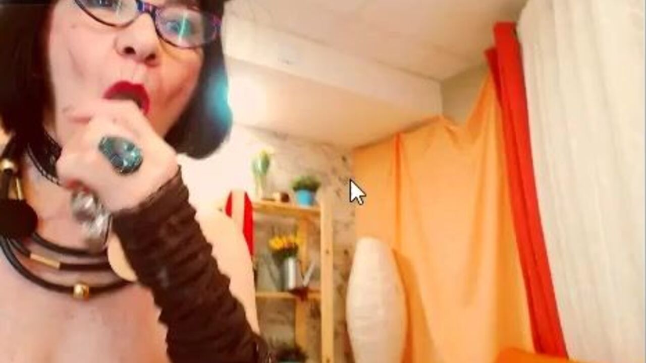 Tina Joness gets kinky with her pee fetish in scat porn video