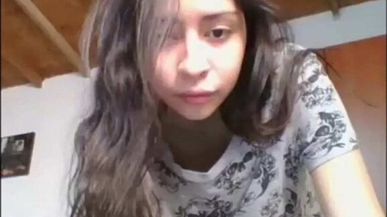 Watch this amateur girl pee, scat, and poo in kacken fashion