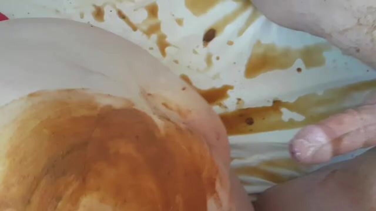 Watch this dirty slut play with her scat and play with herself in a hilarious fashion