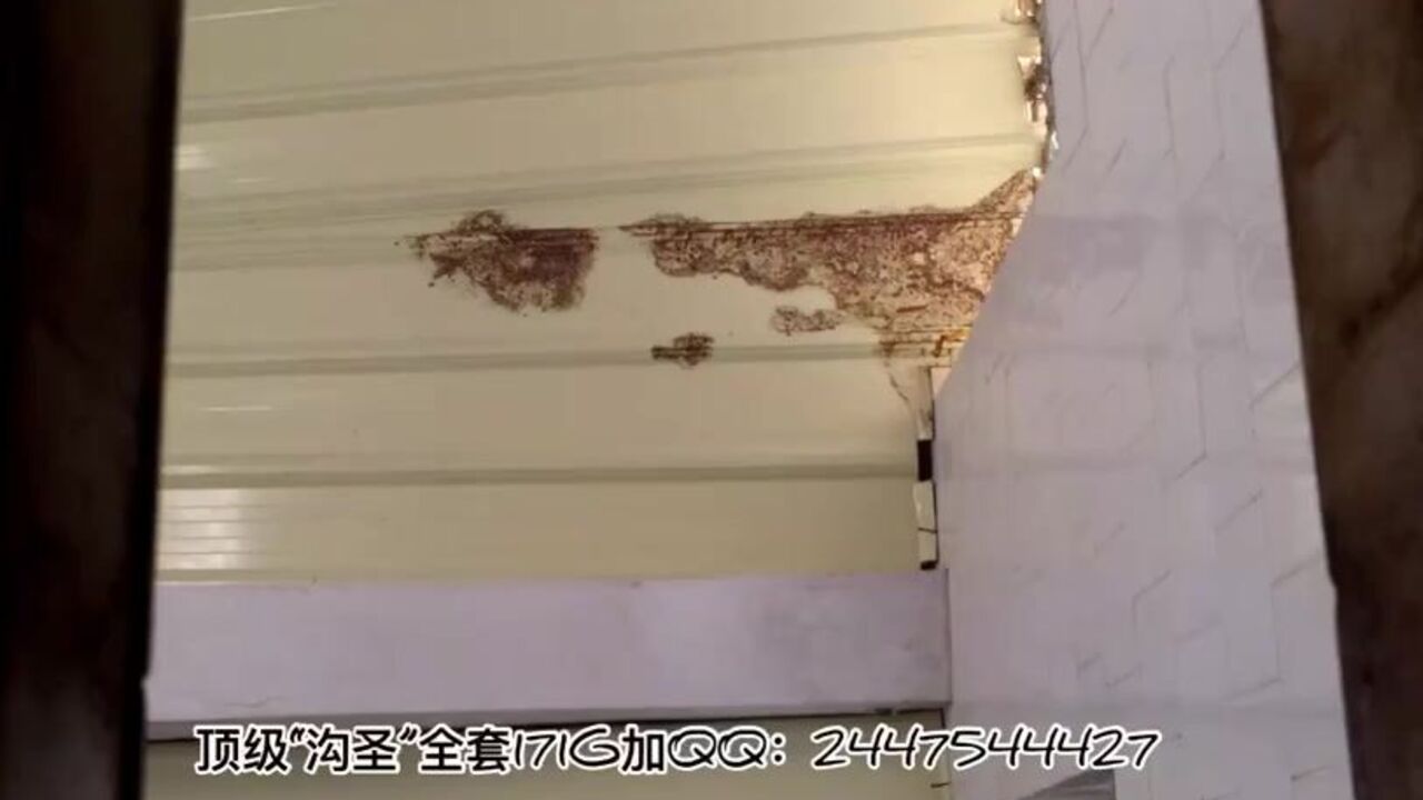 Watch this kinky Chinese girl peeping on herself in the toilet