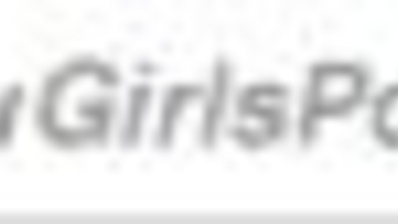 Watch this hot babe take a dump on her back like a champ