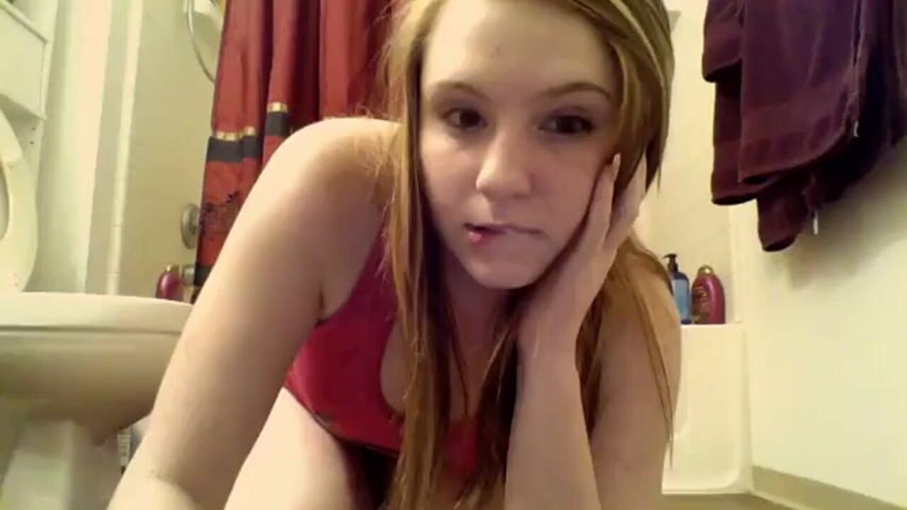 Watch this cute college chick film herself pooping in solo scat video