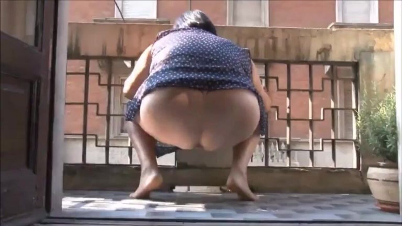 Watch this big mature mom get off on scatting in the balcony