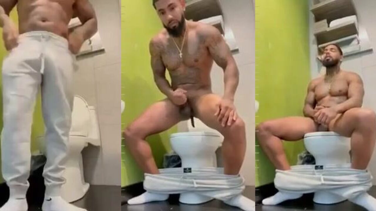 Watch this kinky dude get off on pooping & scatting in solo play