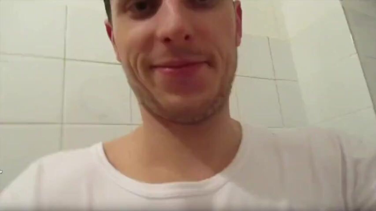 Watch this white dude get off on peeing in a solo video