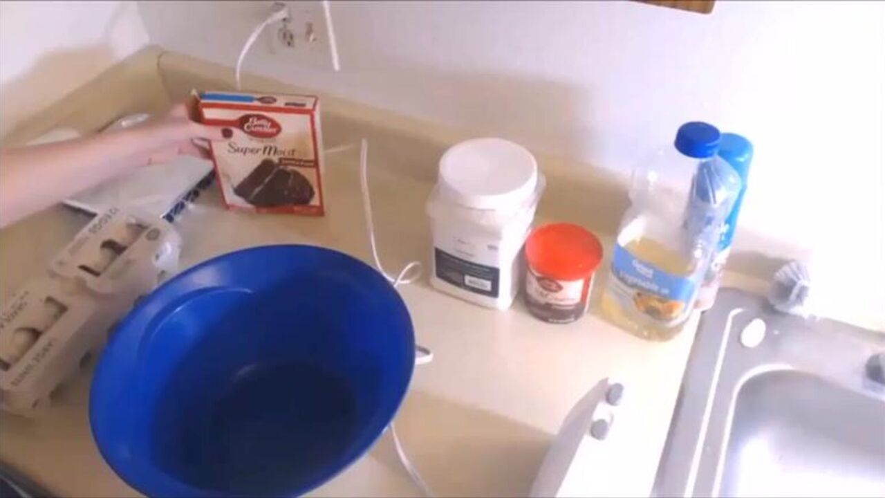 Watch this cosmic babe devour a piece of pee and a cake while being a scat slave